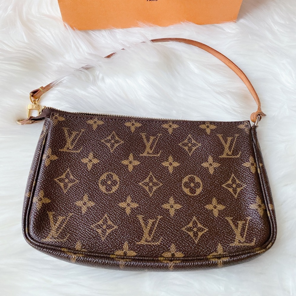 Classic LV Monogram Pochette, excellent condition